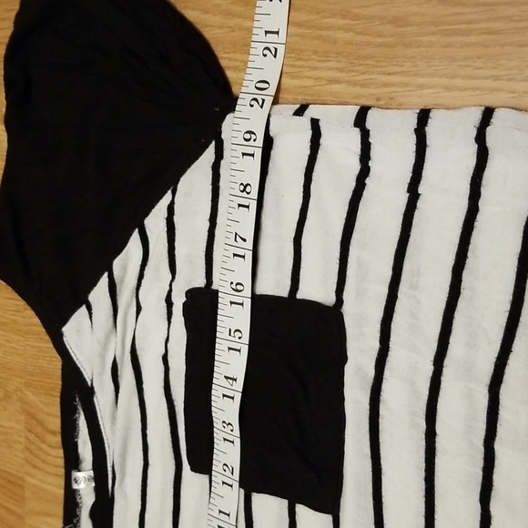 💥3/$10💥 Splash Hi-Lo Striped Short Sleeve Raglan Tee with Pocket - Picture 2 of 13